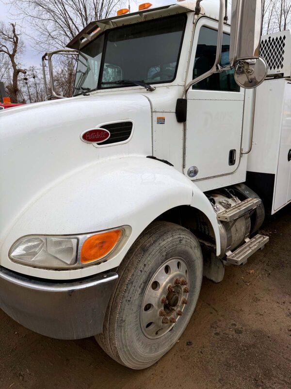 Peterbilt Mechanics Crane Truck drivers side front end