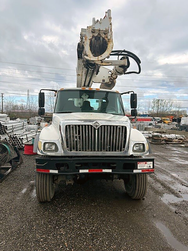 2005 International Digger Derrick Truck for sale, front hood