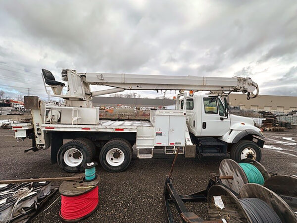 2005 International Digger Derrick Truck for sale, heavy equipment crane