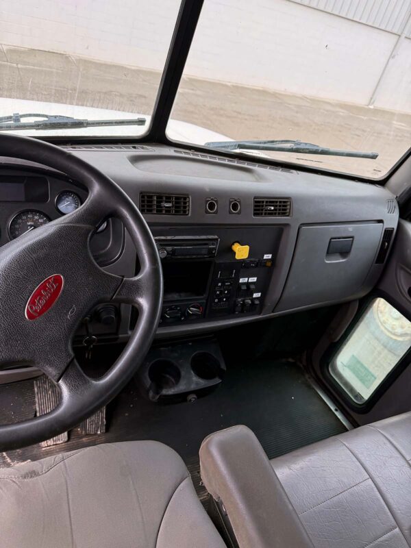 Peterbilt Mechanics Crane Truck cab interior