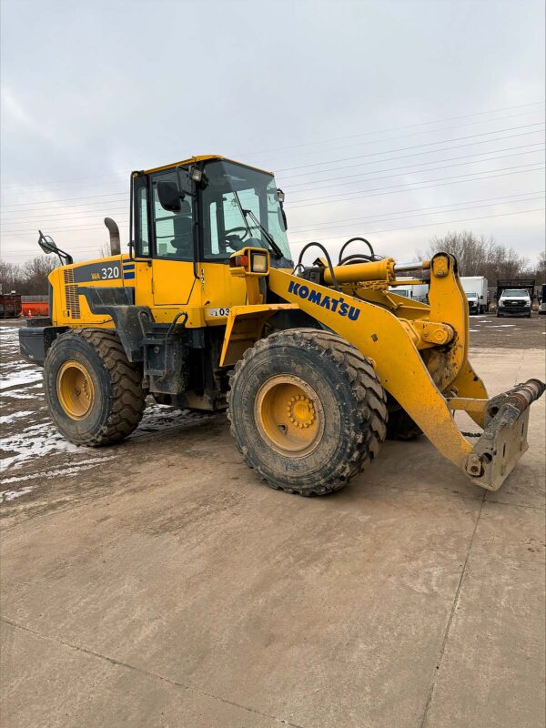 Komatsu WA320 6 Wheel Loader For Sale, front end, hydraulic bucket cylinder